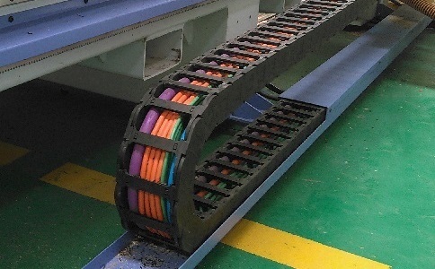 電纜、氣管、水管都可置于拖鏈中